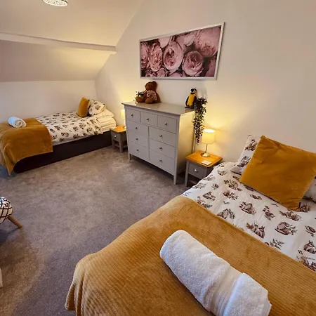 Lake View Family & Pet Friendly Home - Central Bowness *