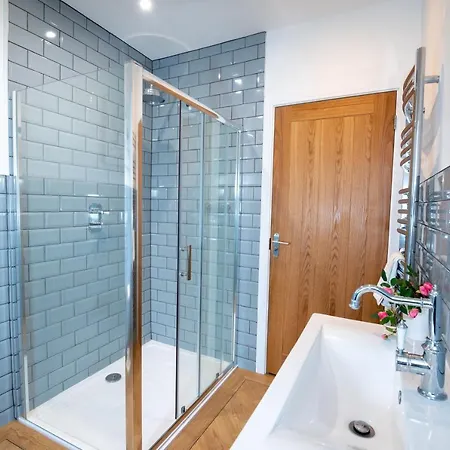 Lola's Loft With Views - - Pet Friendly *