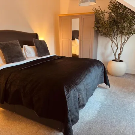 Lake View Family & Pet Friendly Home - Central Bowness Apartamento